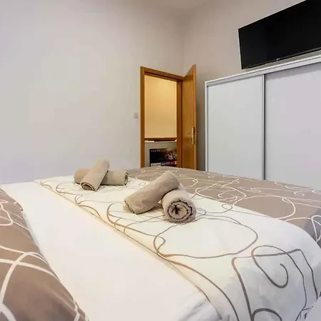Apartment In 14226