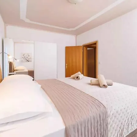 Apartament In 14226 *