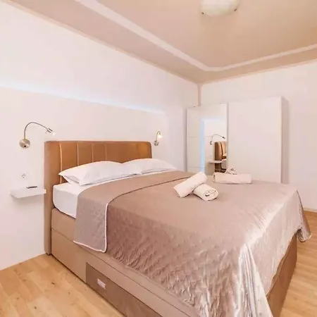 Apartment In 14226